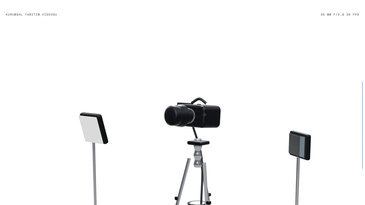 Tripod üzerinde sinema kamerası, döner tabla üzerindeki ürünü çekerken; stüdyo ışığı ile