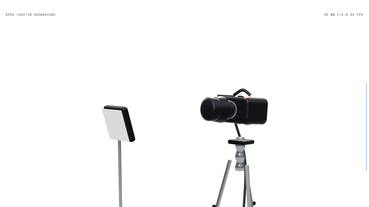 Tripod üzerinde sinema kamerası, döner tabla üzerindeki ürünü çekerken; stüdyo ışığı ile