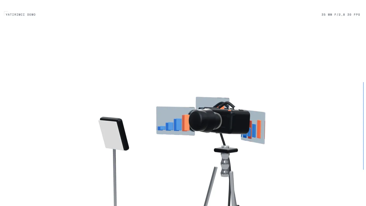Tripod üzerinde sinema kamerası, döner tabla üzerindeki ürünü çekerken; stüdyo ışığı ile