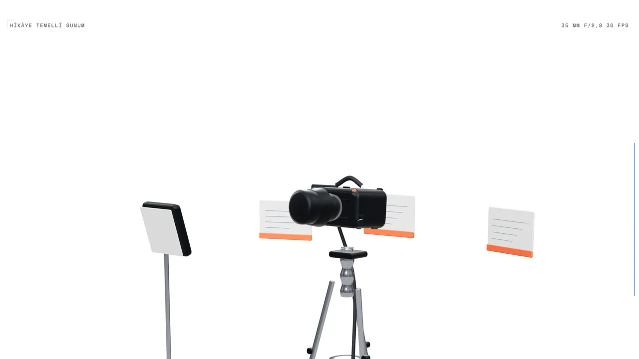 Tripod üzerinde sinema kamerası, döner tabla üzerindeki ürünü çekerken; stüdyo ışığı ile