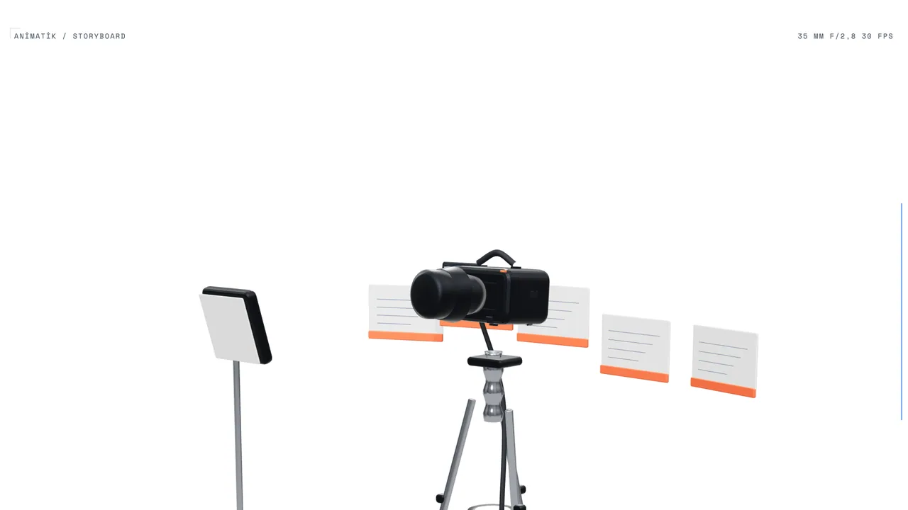 Tripod üzerinde sinema kamerası, döner tabla üzerindeki ürünü çekerken; stüdyo ışığı ile