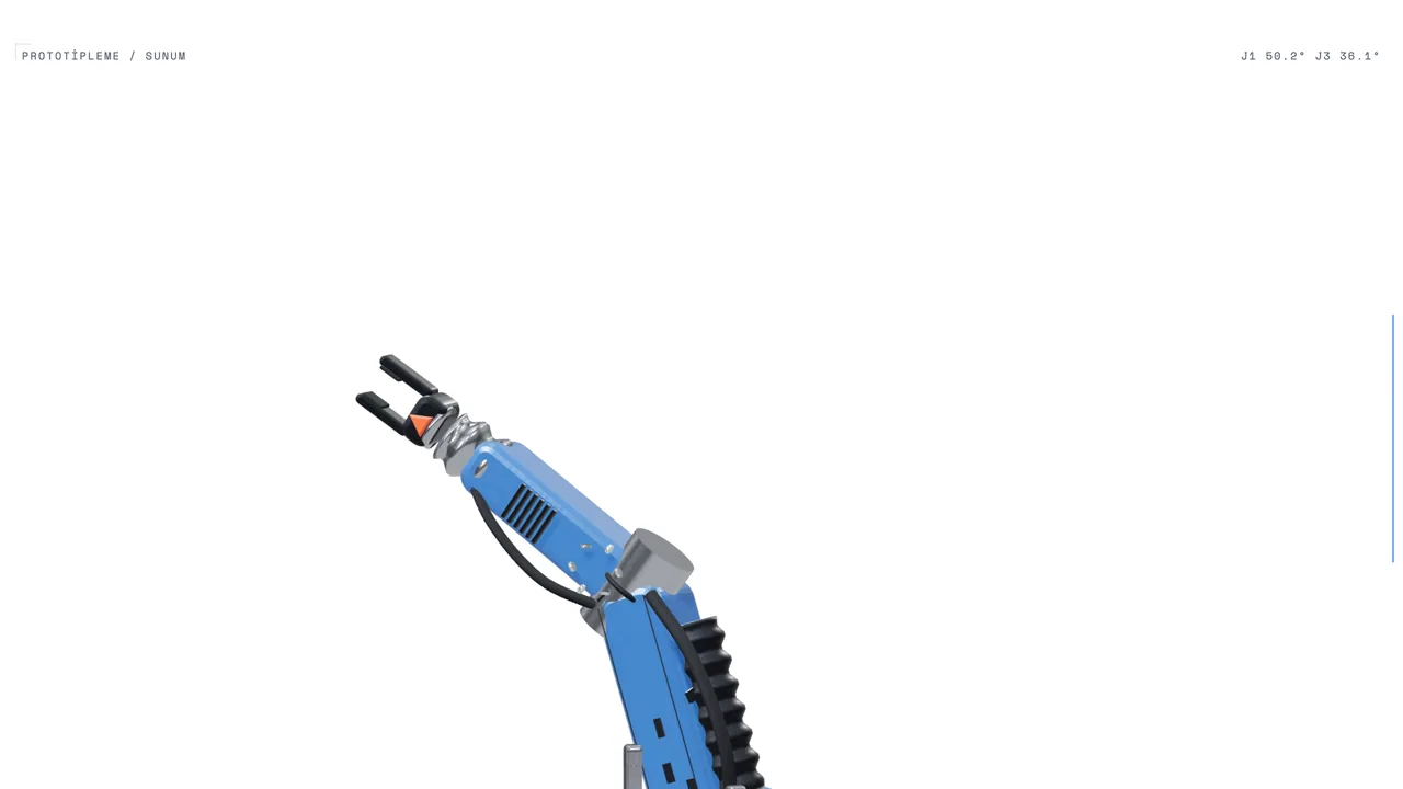 Altı eksenli endüstriyel robot kolu, konveyörden aldığı parçayı taşırken; koddan üretilmiş 3D sahne